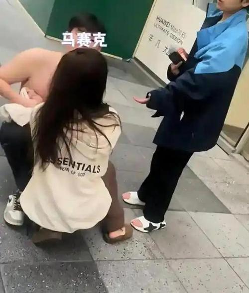 安徽宣城这出真是让人哭笑不得，男司机竟把女司机裤子扯下来，酿成大型社死现场